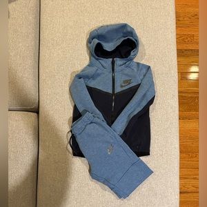Nike tech fleece boys set. Worn 2-3 times. Smoke free/ pet free home.